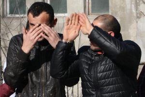 Hesap &ouml;demeden giden arkadaşlarını d&ouml;v&uuml;p, parasını aldılar