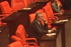 Baykal Meclis'te tek başına