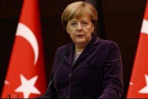 Merkel: T&uuml;rkiye'yle varılan m&uuml;lteci anlaşması i&ccedil;in var g&uuml;c&uuml;mle savaşacağım