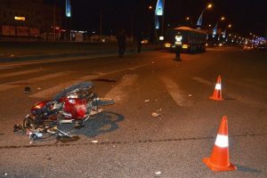 Motosiklet, TIR'ın tekerine &ccedil;arptı: 2 ağır yaralı