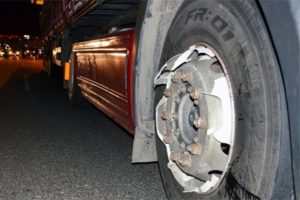 Motosiklet, TIR'ın tekerine &ccedil;arptı: 2 ağır yaralı