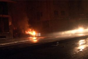 İstanbul'da yoldan ge&ccedil;en s&uuml;r&uuml;c&uuml;y&uuml; kurşunlayıp, aracını yaktılar!