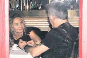 Romantik bakışmalar akılları karıştırdı...