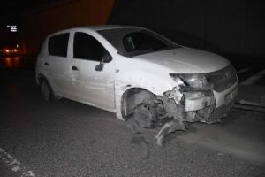 Otomobillere &ccedil;arptı, bariyerlere &ccedil;ıktı, trafiği karıştırdı
