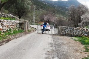 &Ccedil;obansız mahallede yolda kapılı &ouml;nlem