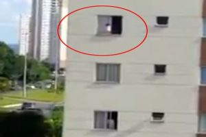 Minik &ccedil;ocuk 4. kattaki cama &ccedil;ıktı