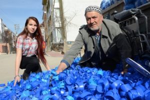 Torunuyla birlikte 300 milyon mavi kapak topladılar