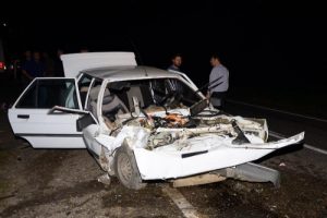 Otomobil ile hafif ticari ara&ccedil; kafa kafaya &ccedil;arpıştı: 4 yaralı