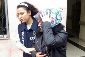 Altınlarla ka&ccedil;maya &ccedil;alışan gelin otob&uuml;ste yakalandı