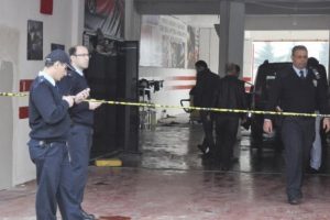 Otomobilini yıkatmaya geldi, bacaklarından vuruldu