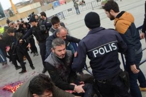 Polise boya fırlatan 7 kişi g&ouml;zaltına alındı