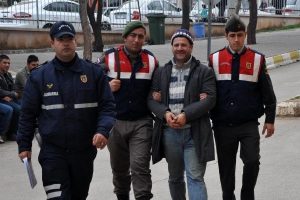 Cezaevi firarisi, eşini vurmak i&ccedil;in gittiği evin &ouml;n&uuml;nde yakalandı