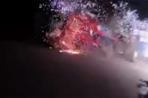 Bina elektrik direğinin &uuml;zerine &ccedil;&ouml;kt&uuml;