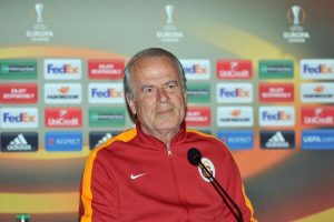 Mustafa Denizli Lazio ma&ccedil;ı &ouml;ncesi basın toplantısı d&uuml;zenledi