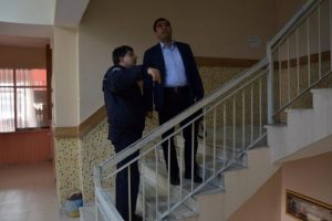 Liseli gen&ccedil; kız 3'&uuml;nc&uuml; kattan merdiven boşluğuna d&uuml;şt&uuml;
