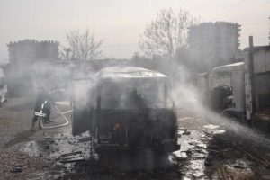 Adıyaman'da park halindeki kamyon ve minib&uuml;s yandı