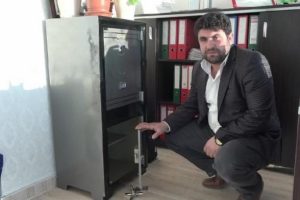 Kasada para bulamayınca iş yerindeki bilgisayarları &ccedil;aldılar