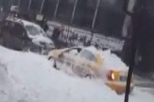 &Ccedil;atından d&uuml;şen kar k&uuml;tlesi otomobili hurdaya &ccedil;evirdi