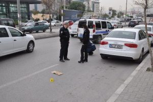 İzmir adliyesi yakınında silahlı kovalamaca