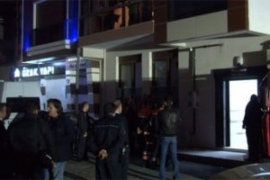 Apartman boşluğunda esrarengiz ceset