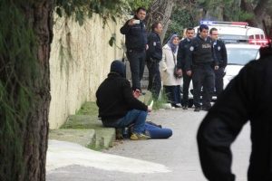 Kartal'da  bı&ccedil;aklı kişi, kadını sokak ortasında rehin aldı
