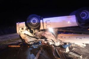 Orta ref&uuml;je &ccedil;arpıp ters d&ouml;nen TIR'ın şof&ouml;r&uuml; &ouml;ld&uuml;