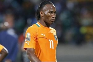 Didier Drogba, PSG forması giyen Serge Aurier'e sahip &ccedil;ıktı.