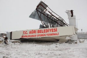 Buzda kayan otob&uuml;s, otogar kapısını yıktı