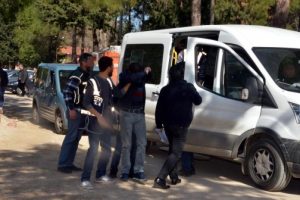 Adana'da uyuşturucu operasyonu: 15 g&ouml;zaltı