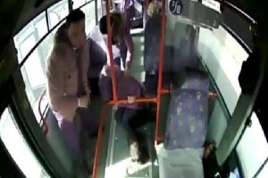 Otob&uuml;s şof&ouml;r&uuml;, kalp krizi ge&ccedil;iren yolcunun hayatını kurtardı
