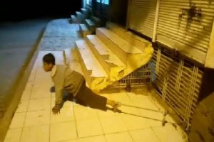 Siverek'te engelli &ccedil;ocuk iple demire bağlandı