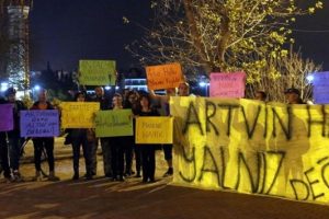 Artvin'de valilik &ouml;n&uuml;ndeki eyleme ara verildi