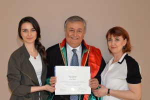 Bursa'da azmin zaferi! 60 yaşında &uuml;&ccedil;&uuml;nc&uuml; &uuml;niversiteyi bitirdi!