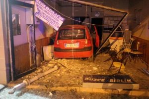 Otomobil işyerine girdi: 4 yaralı