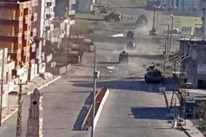 Sokağa &ccedil;ıkma yasağı konulan İdil'de operasyonlar s&uuml;r&uuml;yor