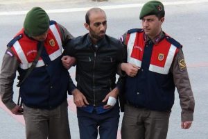 Jandarmadan saklanırken, &ccedil;atıdan d&uuml;ş&uuml;p bacağını kırdı