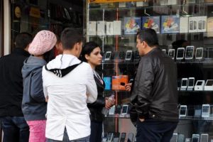 Alacaklısı telefonunu &ccedil;alıp ka&ccedil;tı