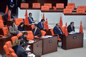 MHP'li vekiller Meclis'e bayraklarla geldi