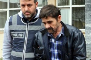 &Ouml;z kızlarına zorla fuhuş yaptırdıkları iddiasıyla yakalandılar