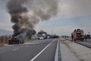 İş makinesi yandı, karayolu ulaşıma kapandı