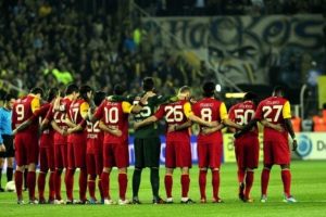Galatasaray sahaya siyah bantla &ccedil;ıkacak