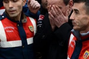 Annesini g&ouml;zyaşlarıyla uğurladı