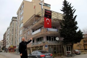 Past&ouml;rden T&uuml;rk bayraklı ter&ouml;r tepkisi