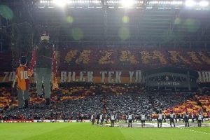 Galatasaray taraftarından m&uuml;thiş koreografi
