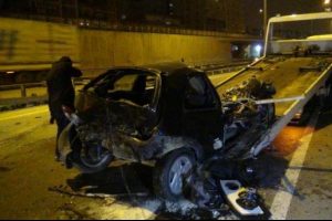 Bariyerleri aşan TIR otomobile, trafo ve duvara &ccedil;arptı!