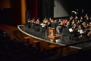 &Uuml;nl&uuml;&nbsp;keman virt&uuml;&ouml;z&uuml; Bursa'da konser verdi