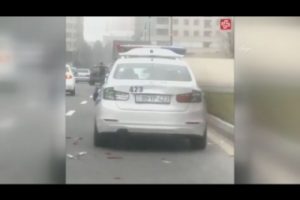 Kızgın şahıs &ccedil;eki&ccedil;le polis aracına b&ouml;yle saldırdı