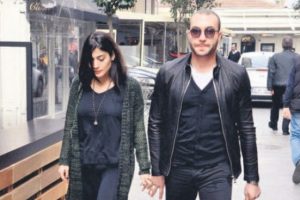 Gen&ccedil; oyuncu sevgilisiyle g&ouml;r&uuml;nt&uuml;lenince ne yapacağını şaşırdı...