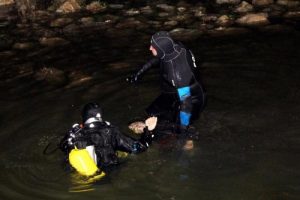 Oğlunun g&ouml;zleri &ouml;n&uuml;nde suya d&uuml;şerek &ouml;ld&uuml;