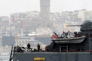 Rus askeri gemisi Karadeniz'e ge&ccedil;erken, silahlı asker g&uuml;vertede n&ouml;bet tuttu
